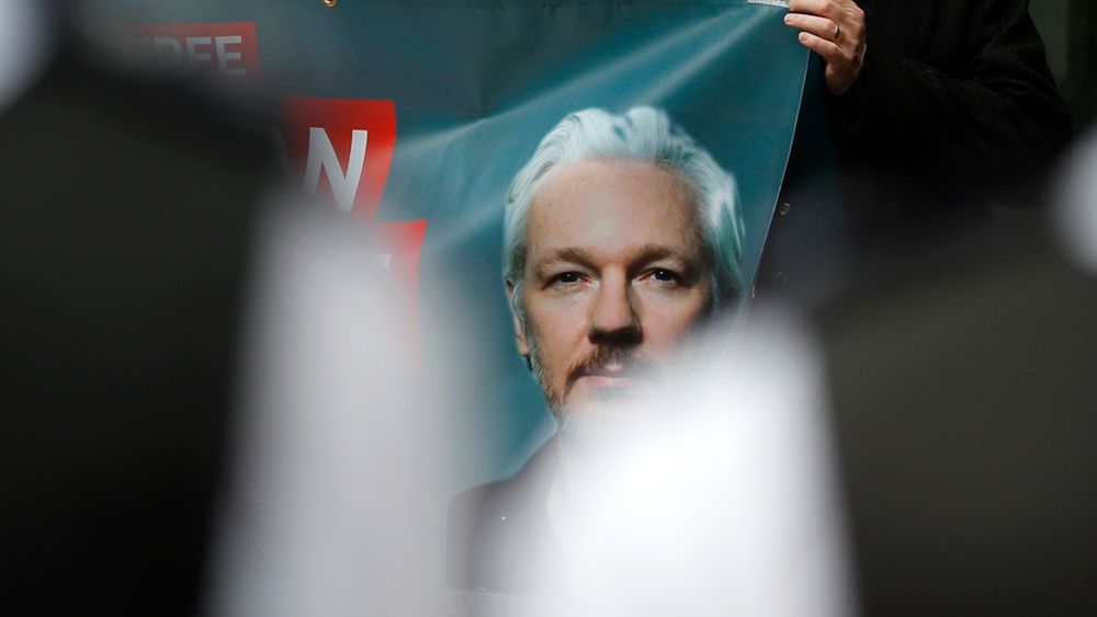 Et bilde av Julian Assange under en demonstrasjon gjennomført av Assanges støttespillere utenfor Westminster Magistrates' Court i London fredag.