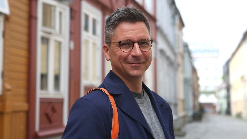 – Noen er kanskje litt redd for at tempoet i utviklingen er så høyt at det er vanskelig å henge med. Men det er mye lettere å få grep om AI nå, enn for ti år siden. Da måtte du virkelig gå på skolen. Det trenger du ikke i dag. Om du kan programmere litt, kan du prøve deg på AI i løpet av en uke, sier Teemu Roos.