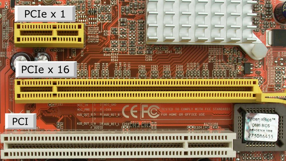 PCI Express- og PCI-spor på et eldre hovedkort.