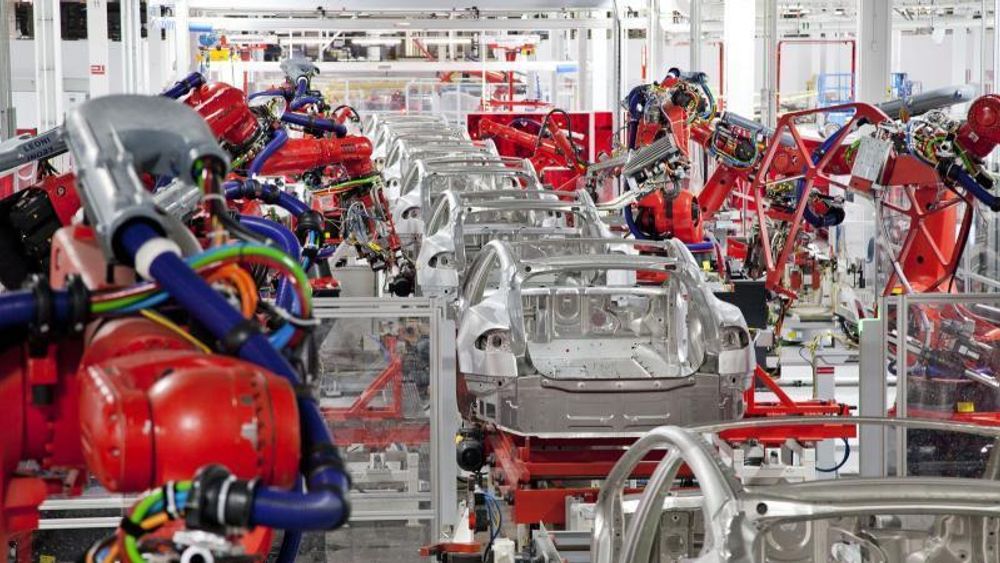 Tesla har hatt suksess, men de tyske bilprodusentene tråkker på bremsen når det kommer til elbiler. Over ser du Teslas Model 3 på samlebåndet.