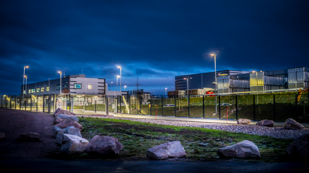 Her ved Bulk Infrastructure-anlegget i Kristiansand ender kabelen som nå er i ferd med å legges i land i Norge.