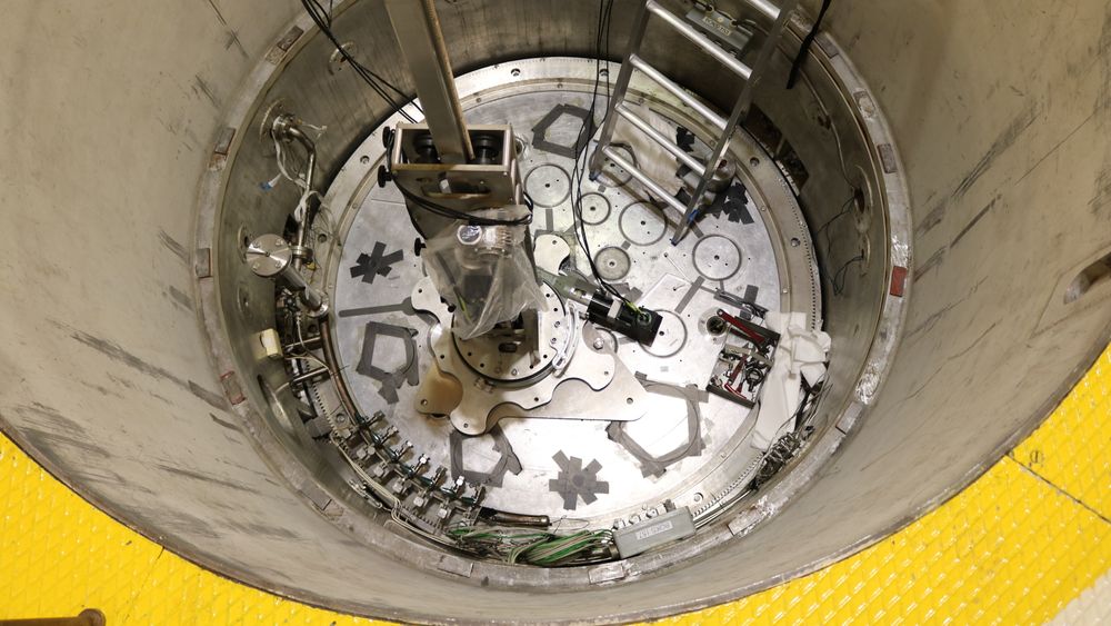 Reaktoren: Et sjeldent bilde av reaktorens innside hvor den danske ekspertgruppen har fått montert roboten i sentrum av reaktoren. Den automatiserte ultralydundersøkelsen avdekket store korrosjonsskader.
