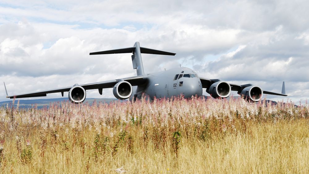 En C-17 Globemaster lander for første gang på flystripa på Rena leir i 2013.