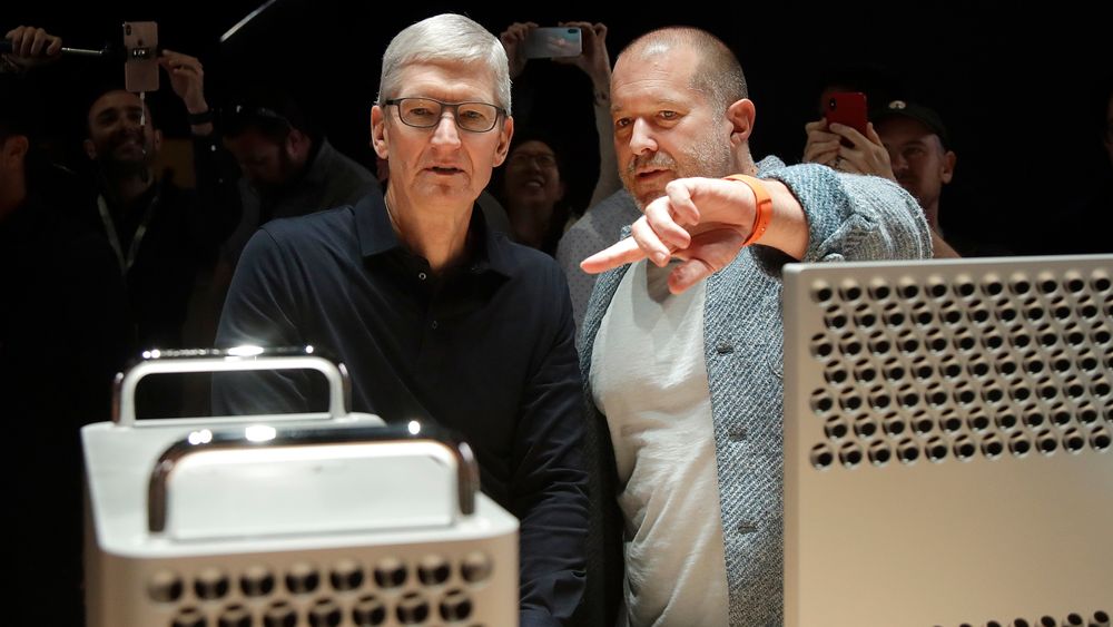Ive slutter for å prøve lykken på egenhånd. Sjefdesigneren er her avbildet med Apples toppsjef (fra v.) Tim Cook under lanseringen av ny Mac Pro tidligere i juni 2019.