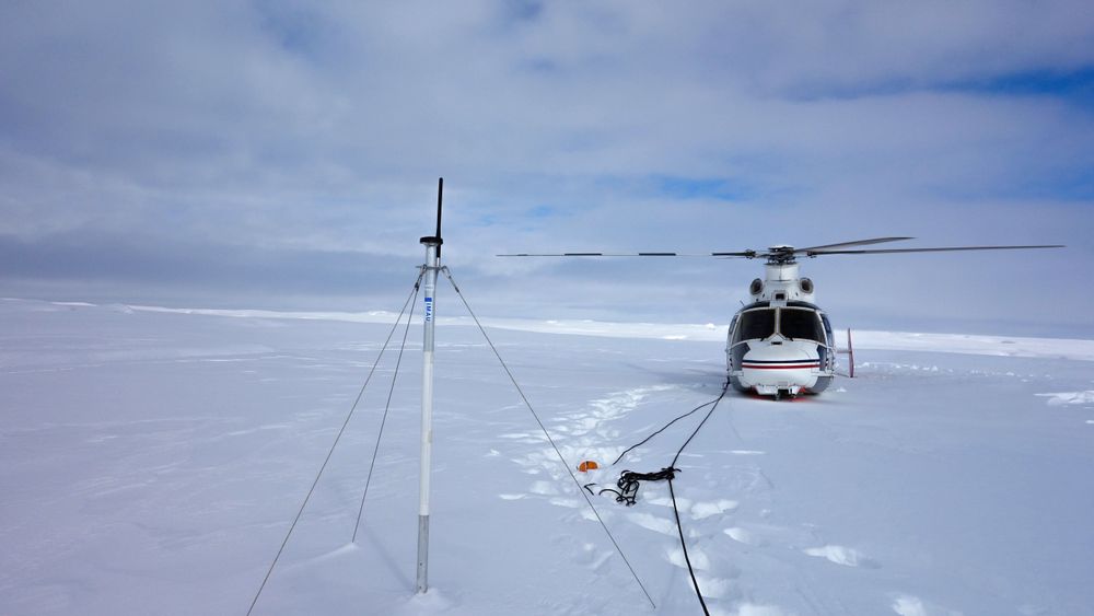 Vedlikeholdsbesøk ved en av GPS-ene i surgeområdet på Basin-3 på Svalbard. Disse observasjonene har gitt opphav til mye forskning. Et av resultatene er artikkelen som nå er publisert i Nature Communications.
