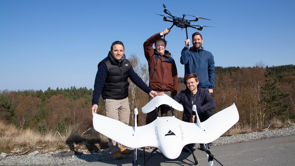 Crewet: – På Tau kan vi teste dronene langt oftere enn før, sier systemarkitekt Steffen Solberg (i midten), flankert av de to dronepilotene Selcuk Yilmaz (t.v) og Jan Evald Fosen, samt robotikkingeniør Sigurd Karolius Holand (sittende)