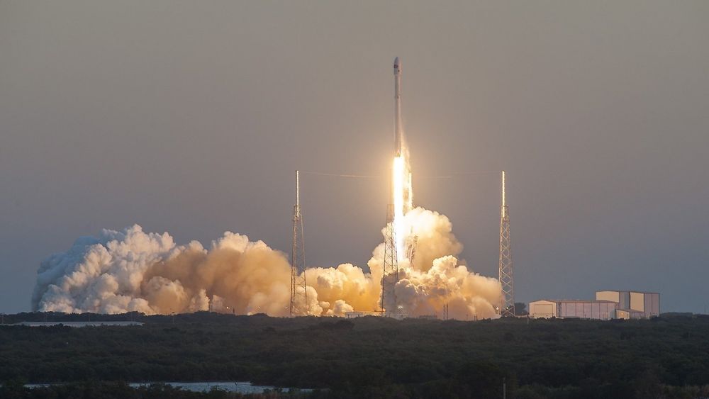 Falcon 9-raketten med romværsatellitten DSCOVR, som ble skutt opp fra Cape Canaveral i Florida i februar 2015.