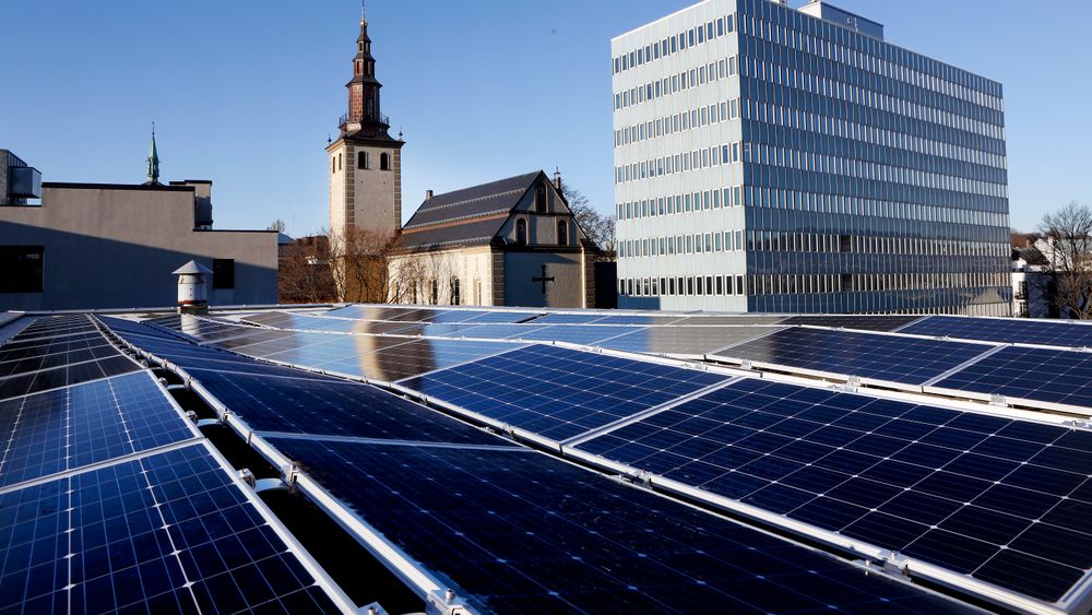 Solceller på tak i Møllergata, Oslo, i regi av Obos.
