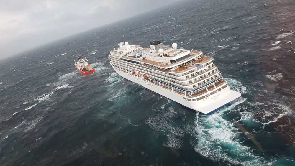 Beredskapsskipet Ocean Response har fått sleper om bord i Viking Sky . Cruiseskipet har også fått start på motorene.