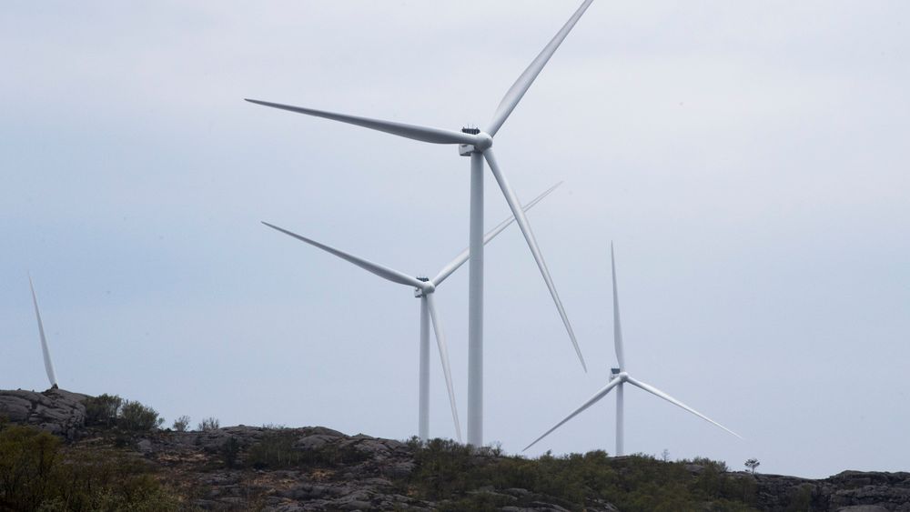 Vilkårene for vindkraftutbygging skal strammes inn, sier olje- og energiminister Kjell-Børge Freiberg (Frp). 