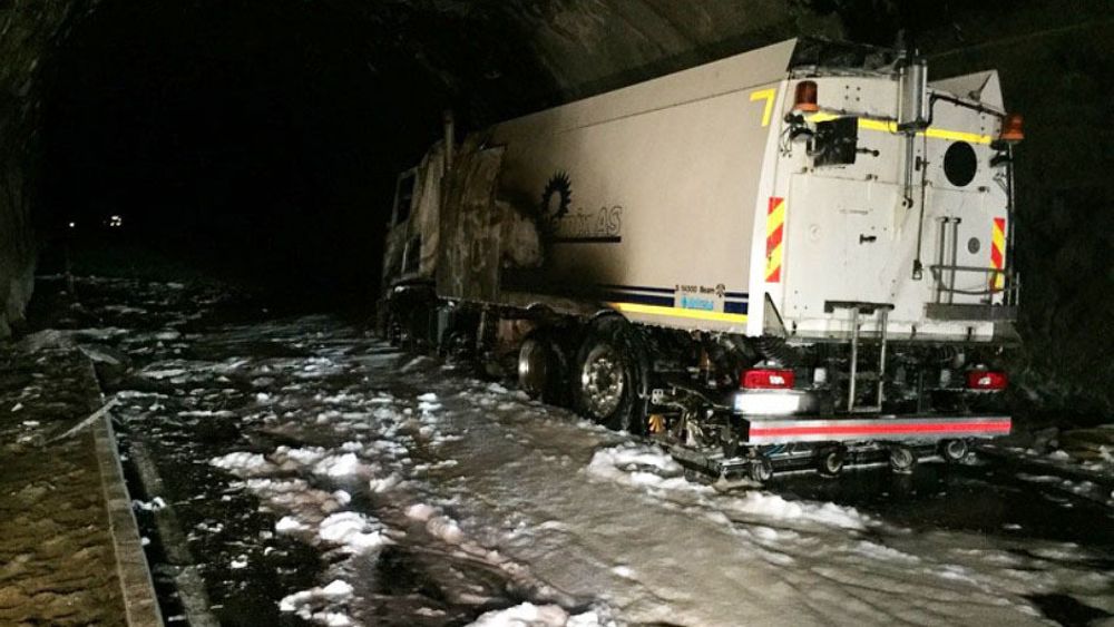 Vraket av feiebilen som tok fyr inne i Fjærlandstunnelen i Sogn.  