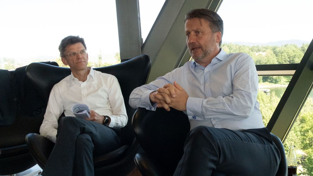 Finansdirektør Jørgen C. Arentz Rostrup (til høyre) blir ny leder for Telenors Asia-operasjoner fra 1. mai 2020. Her sammen med Telenor Norge-sjef Petter-Børre Furberg, som har lang erfaring fra Telenors ulike operasjoner i Asia.