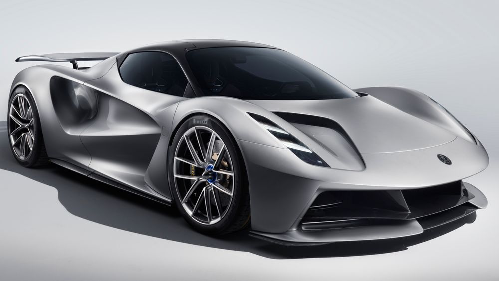 Drivlinjen er utviklet i samarbeid med Williams Advanced Engineering. Bak de rå ytelsene ligger fire elmotorer, én til hvert hjul.