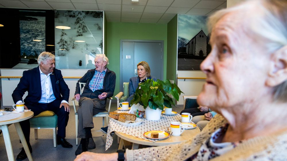 Eldre- og folkeminister Sylvi Listhaug besøker Løkentunet sykehjem. Listhaug får høre om satsningen på god mat og måltidsglede og om tilbudet til personer med demens. 