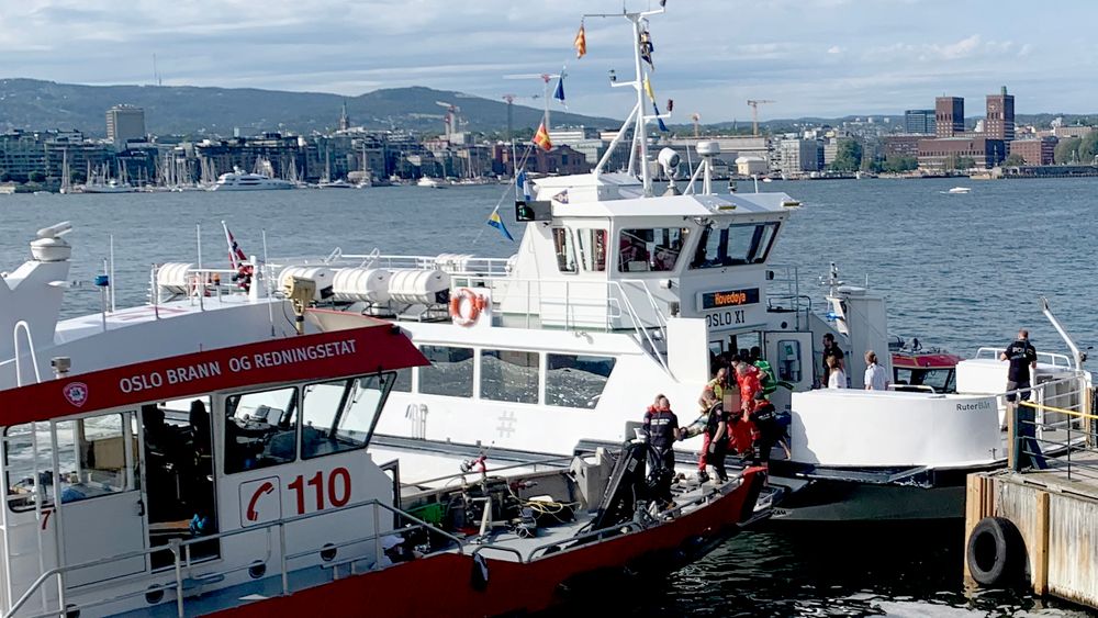 En person på båre blir tatt ombord i en båt fra Oslo brann- og redningsetat, etter at fergen Oslo XI kolliderte med brygga på Hovedøya utenfor Oslo.