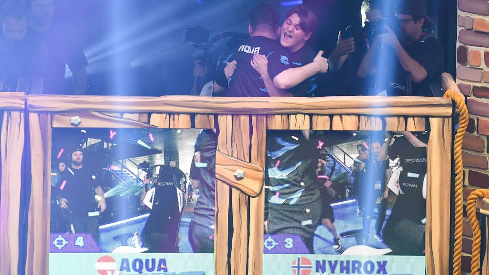 Aqua og Nyhrox feirer etter å ha vunnet den femte finalerunden i Fortnite World Cup.