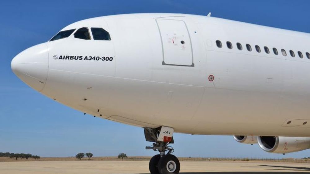 En Airbus 340-300, som var wetleaset fra portugisiske Hi-Fly av Norwegian, spredte drivstoff over store deler av den lengste rullebanen ved Orlandos flyplass.