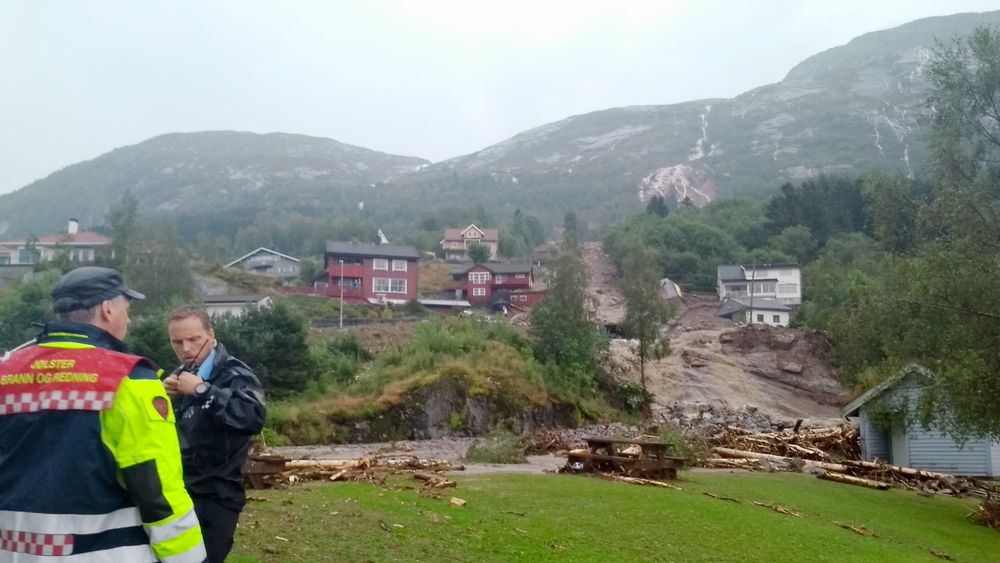 Store nedbørsmengder førte til jordras flere steder på E39 i Jølster tirsdag kveld. Dette bildet er tatt i Vassenden sentrum.