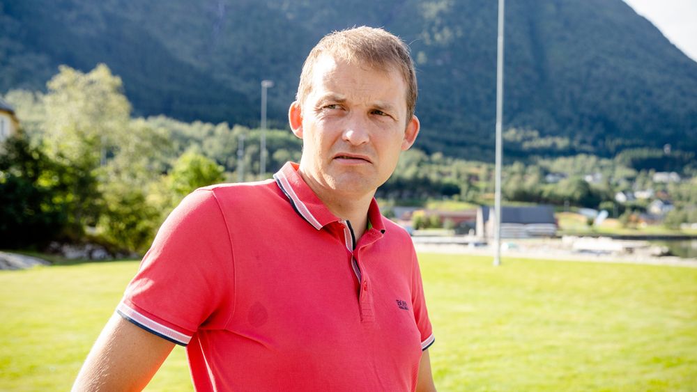 – Batteriene på basestasjonene, som er nødløsningen dersom strømmen kuttes, har for dårlig kapasitet, sier varaordfører Jakob Andre Sandal i rasrammede Jølster kommune.