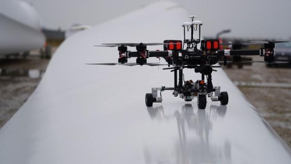Force Technologys nyutviklede drone lander av seg selv på en vindmøllevinge, og kjører fram og tilbake mens den skanner det indre av vingens med ultralyd.