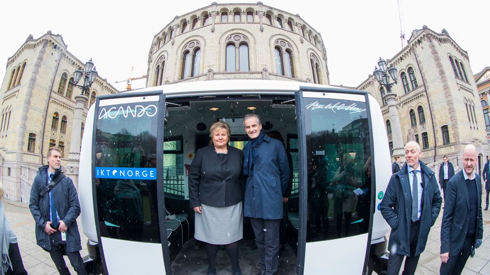 Her prøver statsminister Erna Solberg (H) en selvkjørende buss. Hun krever at offentlig transport skal forurense mindre i årene som kommer.