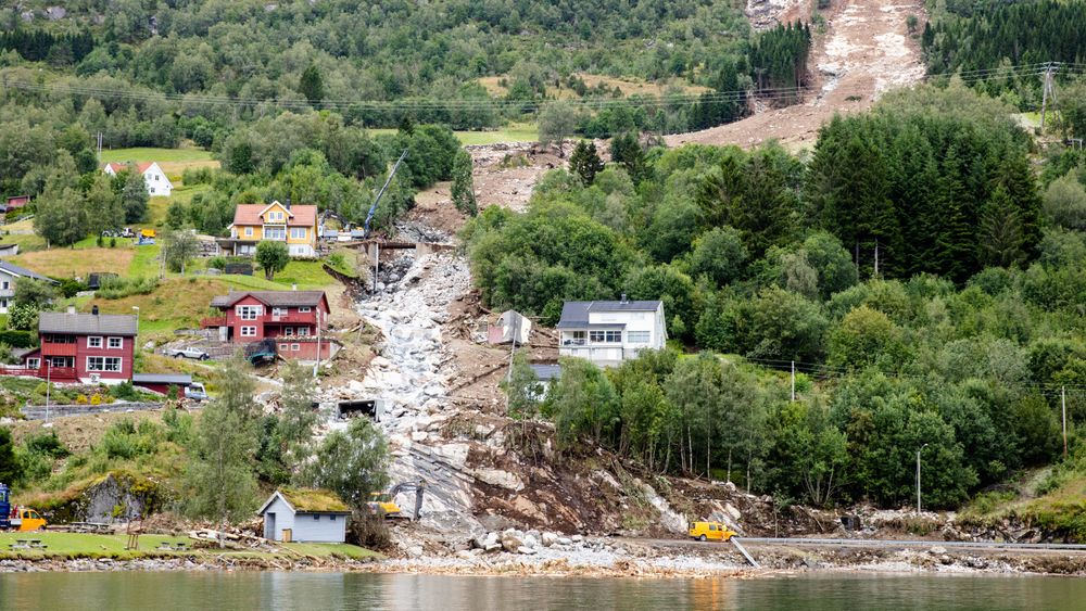 Et jordras gikk mellom husene i Vassenden i Jølster kommune forrige uke. NVE skisserer at de har behov for rundt 4 milliarder kroner til flom- og skredsikring.
