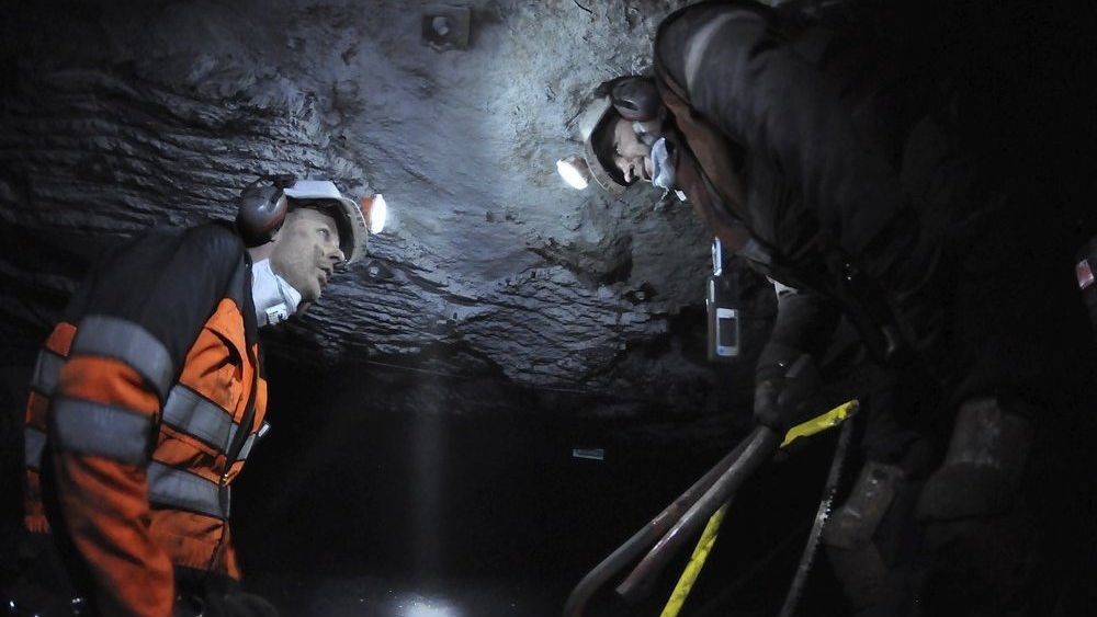 Arkivfoto: Gruvesjef i gruve 7 Håvard Dyrkolbotn i samtale med en gruvearbeider i 2012.
