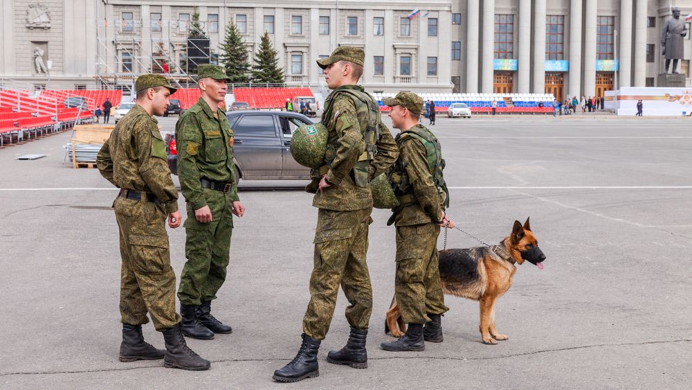 Illustrasjonsbilde: En hærpatrulje patruljerer med hund på Kuibyshev Square i russiske Samara mai 2014.