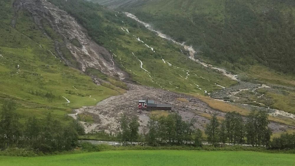 Jordalen: En bil ble mandag kveld innesperret mellom to jordras som gikk over en kommunal en vei i Jordalen i Voss kommune. De to i bilen berget seg uskadd ut av området. Bilen kan skimtes mot seterhusene midt på bildet.