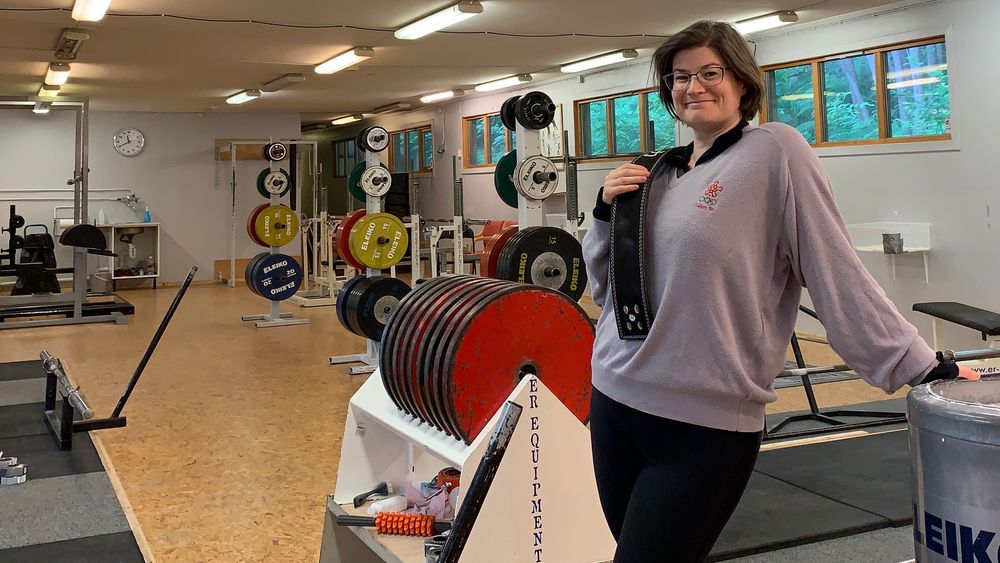 Maja Jaakson jobber som utvikler hos Knowit, men konkurrer også i styrkeløft. Her er er hun avbildet i lokalene til Odin styrkeløftklubb i Bergen.