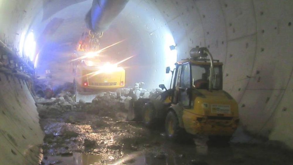 Den uhellsrammede delen av tunnelen ligger omkring 40 meter bak borehodet. Tunnelsegmentene har forskjøvet seg på en omkring 50 meter lang strekning. For å stabilisere tunnelen og hindre en ytterligere kollaps, pumpet entreprenøren Züblin omkring 10.500 kubikkmeter betong ned i tunnelen og begravde maskinen. Siden er den 160 meter lange «betongproppen» blitt hakket vekk, og nå planlegger Deutsche Bahn og entreprenørkonsortiet å grave ned og fjerne den ødelagte delen av tunnelen – inklusiv tunnelboremaskinen – og anlegge den resterende delen av tunnelen som en cut-and-cover. 