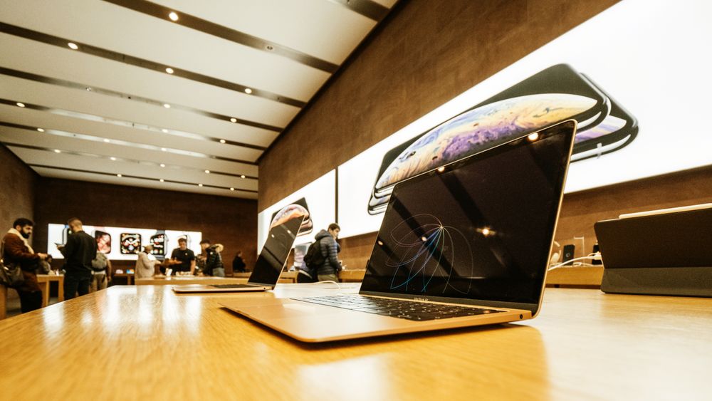Amerikanske luftfartsmyndigheter har innført et forbud mot enkelte modeller av Apples bærbare datamaskin MacBook Pro fordi den har batterier som kan ta fyr. Illustrasjonsfoto.