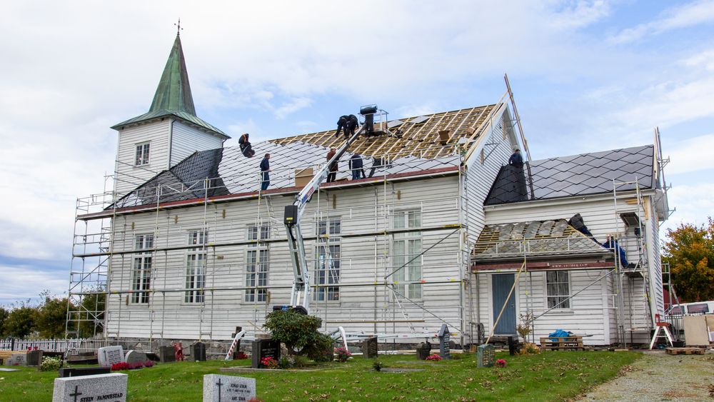 Som landets første kirke har Strand kirke, et laftet byggverk fra 1874, fått solcelletak.