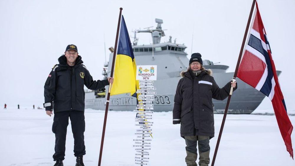 Kystvaktskipet Svalbard skrev onsdag polarhistorie ved å være det første norske fartøyet som har nådd Nordpolen. Skipssjef Geir-Magne Leinebø og Toktleder CAATEX Dr. Hanne Sagen har plantet kystvaktflagget og det norske flagget på Nordpolen, twitrer Kystvakten onsdag.
