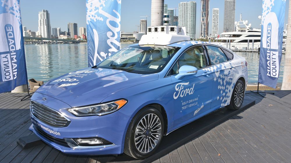 Ford tester ut autonome biler i flere amerikanske biler. Her slapper en amerikansk Ford Fusion av på kaien i Miami. 