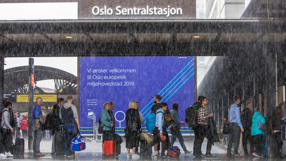 Passasjerer venter på taxi på Oslo S. Kraftig lyn og torden skapte togkaos på Østlandet. 