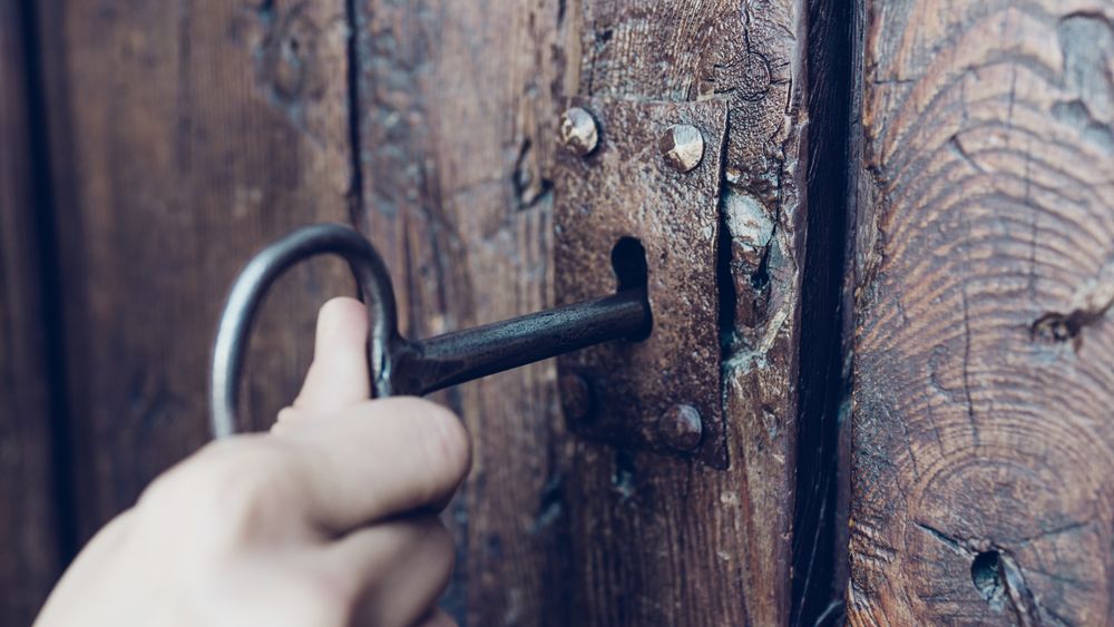 Nøkkel i en gammel lås.