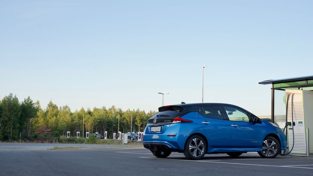 Her lader vi med Nissan Leaf på lynladeren ved McDonalds Rygge.