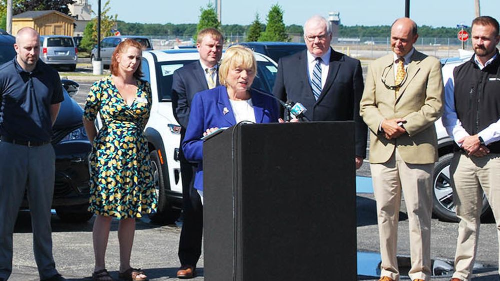Maine-guvernør Janet T. Mills erklærer økonomisk støtte til miljøbilkjøperne. 