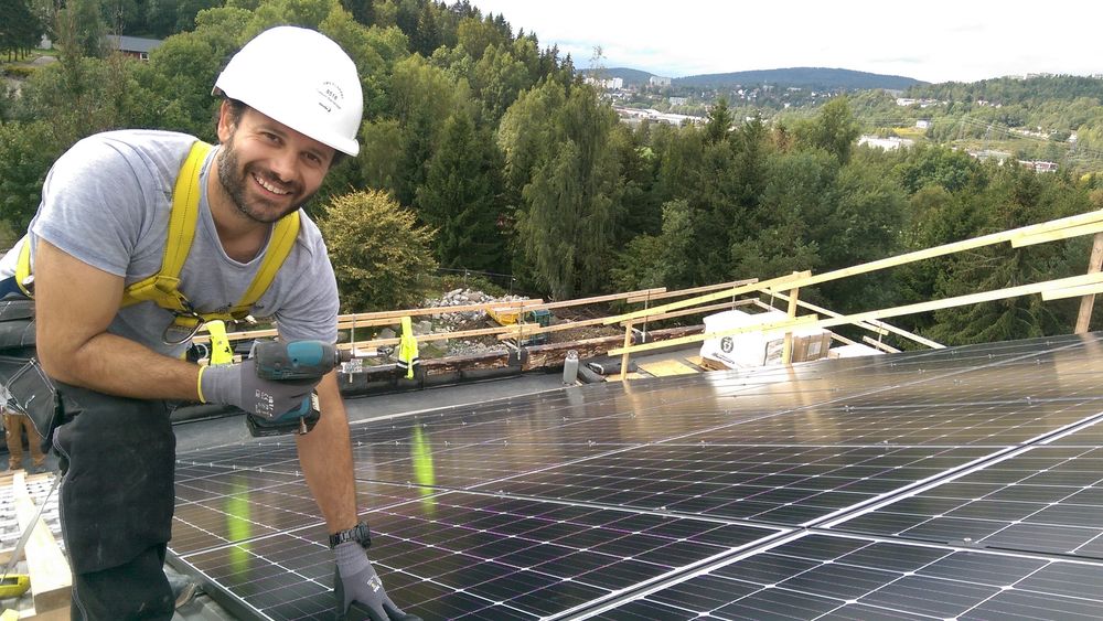 Solceller – og ikke minst framskritt innen solcelleteknologi – har vært blant de aller mest leste artiklene blant abonnentene på TU Ekstra i løpet av 2019. Bildet er tatt under montering av solceller på taket av en barnehage i Oslo kommune.