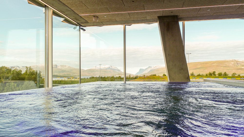 Nye Tromsøbadet har OL-basseng og bølgeanlegg, og har kostet nærmere en milliard kroner å bygge.