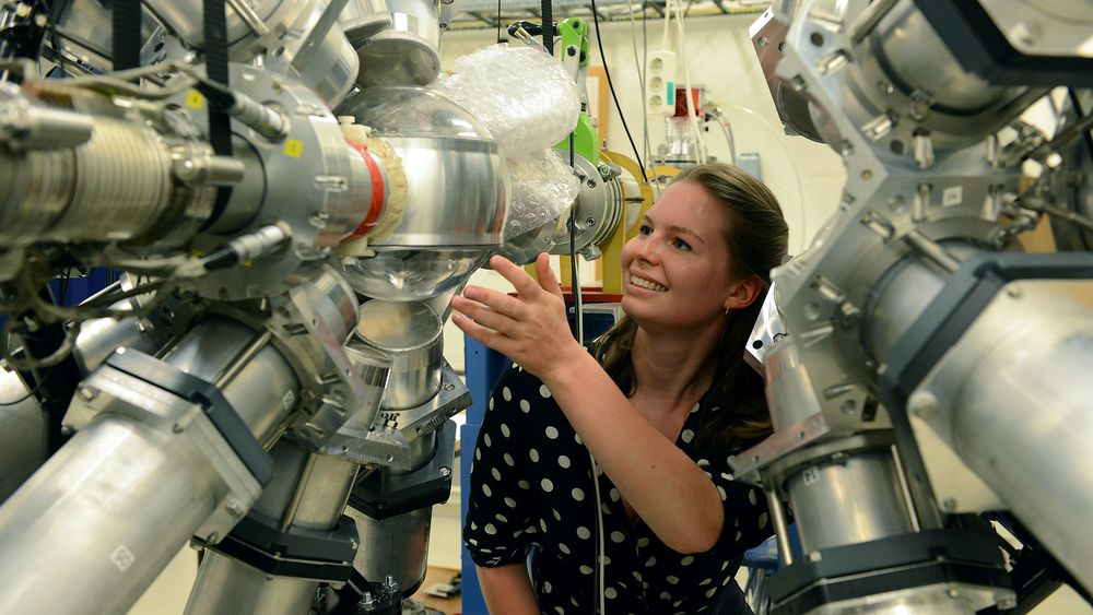 Dorthea Gjestvang hadde flere opphold ved Berkeley under mastergraden sin. Her er hun på syklotronlaboratoriet ved UiO.