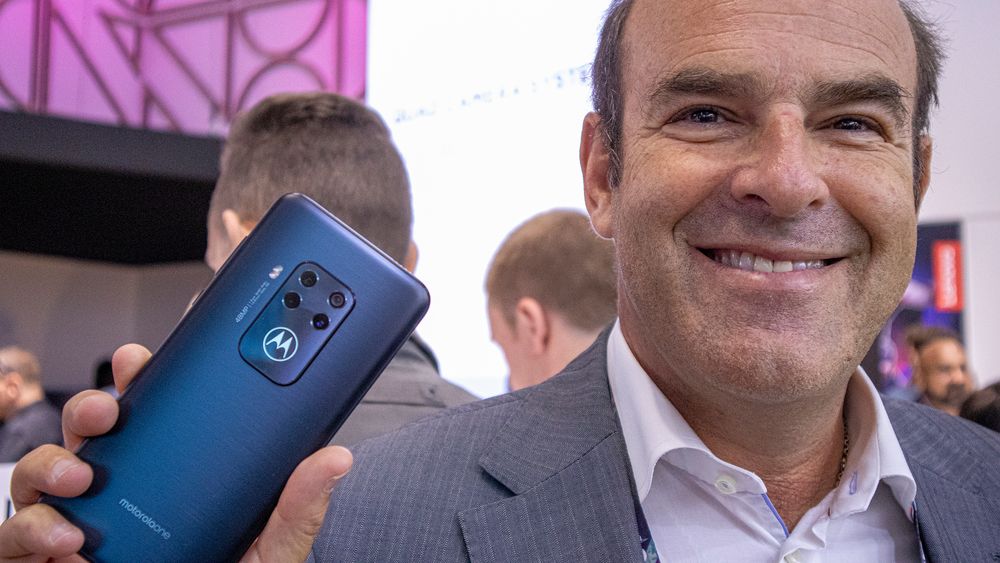 Omtrent tusen kroner per kamera: Motorolas europasjef Antony Barounas tror selskapets nye One Zoom, med fire kameraer bak vil gjøre det lettere å komme inn i markeder som det norske.