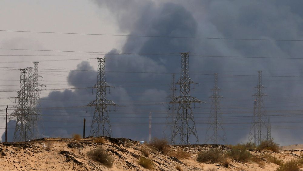Det brøt ut branner på oljeterminalen i Buqyaq øst i Saudi-Arabia etter et droneangrep lørdag.