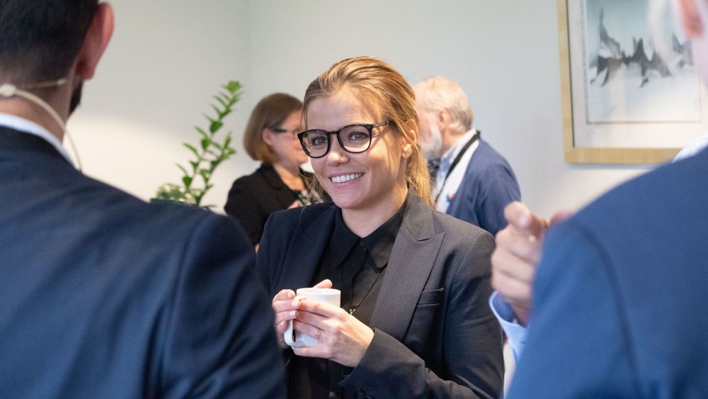 Senioringeniør Anja Vimme Skadal fikk under Frekvensforum i Lillesand oppgaven å fortelle at radiolinjeauksjonen igjen er utsatt, nå til 2020. Hun gikk gjennom de pågående høringene i frekvensspørsmål.