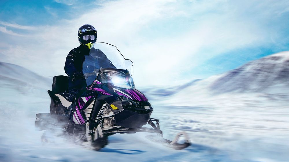 Fra desember skal Hurtigruten Svalbard tilby scootersafari med elektrisk snøscooter.