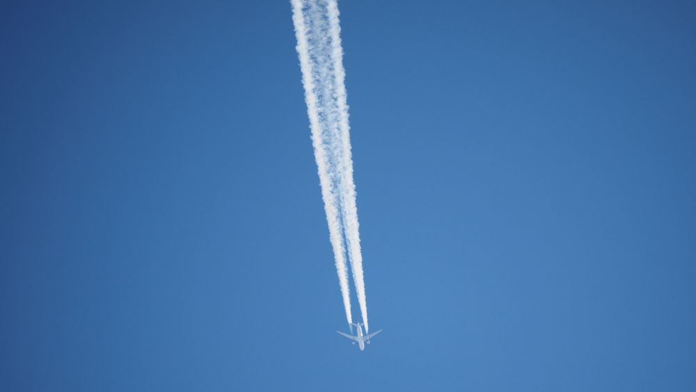 Flyet etterlater kondensstriper over himmelen. FNs klimapanel, IPCC, har anslått at effekten av disse kan være to til tre ganger høyere enn effekten av flyenes CO2-utslipp, som utgjør to prosent av de menneskeskapte utslippene av denne klimagassen.