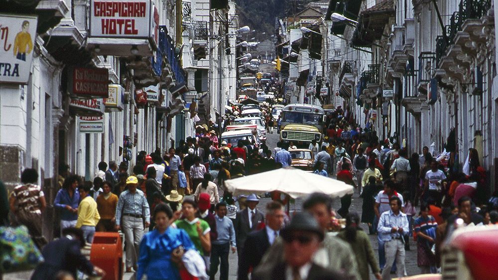 Folksomt på gaten i Ecuadors hovedstad Quito.