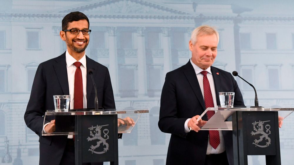 Finlands statsminister Antti Rinne (til høyre) sammen med Googles administrerende direktør Sundar Pichai på pressekonferansen i Helsingfors fredag.