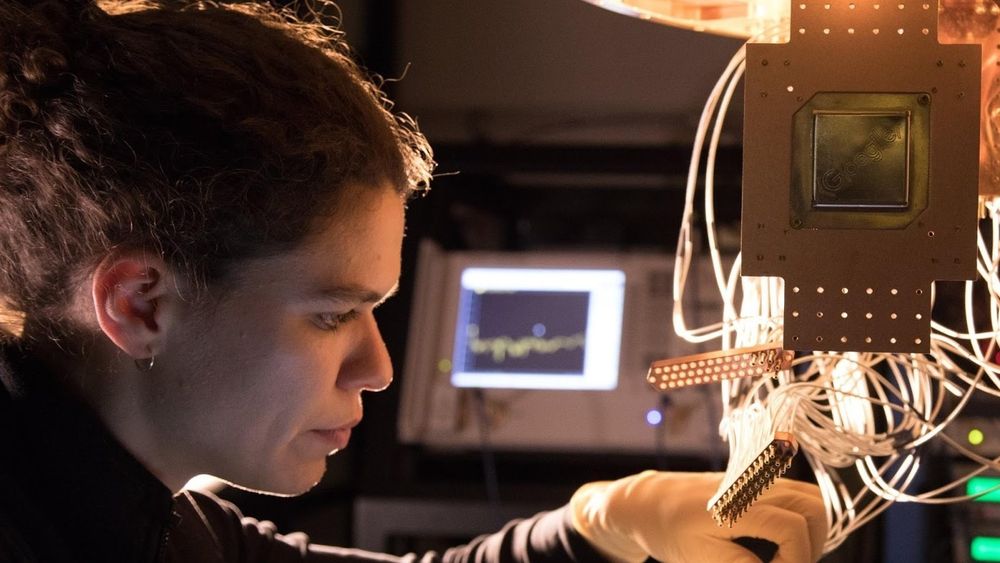 Forskeren Marissa Giustina installerer en Bristlecone-brikke med 72 qbit ved Googles Quantum AI Lab i Santa Barbara, California. I eksperimentet som omtales i saken, skal det være en noe mindre kvanteprosessor som er brukt.